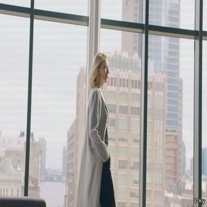 ▬ Se uita la el de cateva secunde si pana la urma vorbeste. ❝Pot sa deschid usa? Buna, Tom!❞=))))