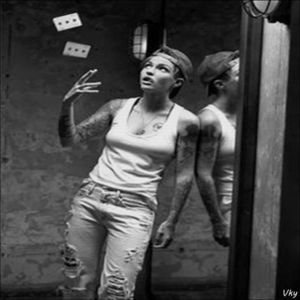 ▬ Merge pe holul universitatii si o doare la banana ca e cu tigara verde aprinsa din care; mai trage un fum.=))))
