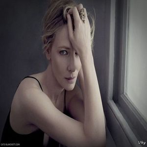 ▬ ❝O sa incerc maine sa ii ajut cumva, daca ma va asculta Amick.❞ Mai ia o gura; din sticla si se uita in jur.=)))
