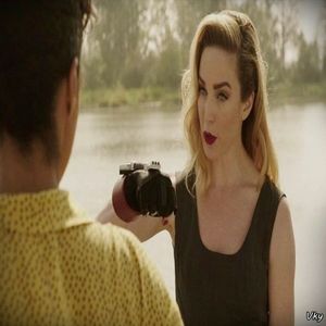 ▬ Cand o vede ca invie desi e palida si tot moarta arata isi duce mana la gura sa nu mai zica ceva.=