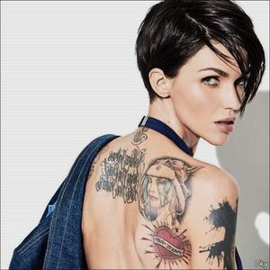 ▬ ❝Nu prea am multi prieteni, iar aia care sunt. Ii vezi si tu.❞ Arata spre cativa; dintre nebuni si cand o vede pe ma-sa ca moare si nu mai are cu cine se certa, se duce si o salveaza. =)))))
