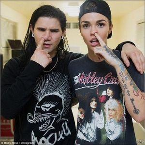 ▬ ❝Beahhh... Siropos, te-am salvat, nu te f...❞ Se da mai in spate.=))))))