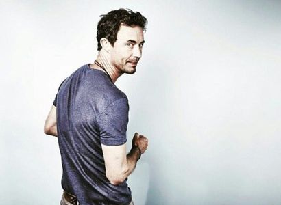 ⤑ᵖᶤᶰᵏĿЄ♏ØИÂÐЄ ┊eu stiu..dar la cum a reactionat il vedeam in stare sa le fure si sa(clicl; fuga cu ele=)))# rade si mai toarna bautura in trofee;
