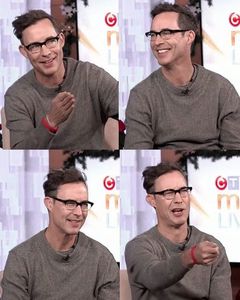 ⤑ᵖᶤᶰᵏĿЄ♏ØИÂÐЄ ┊aici ai dreptate..desi ar fi dragut macar odata in viata femeile(click; alea sa nu fie saracele noastre studente=)))# rade si bea din trofeeu lui;
