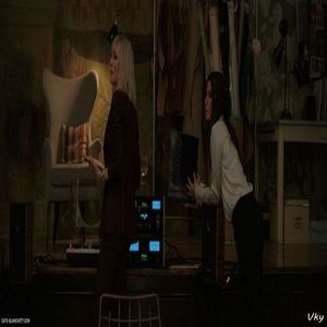 ▬ Se scuza politicos fata de Tom si merge la baie ca sa isi verifice machiajul.=))))