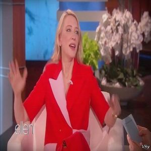 ▬ Face ochii mari cand o vede si se duce langa ea. ❝Omg, esti bine?❞