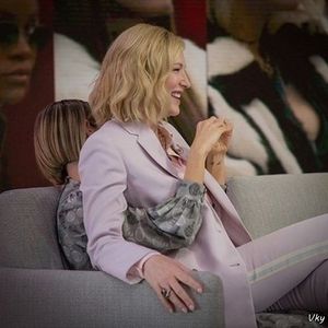 ▬ Se abtine sa nu rada cand o vede pe studenta cum fuge cand o aude pe Amick tipand si inchide usa,; apoi se uita spre locul unde e ea. ❝Sti ceva, las-o balta. Nu a trecut mult timp de cand ai zis ca... sti tu ce si brusc te intorci la fostul. BINE.❞=)))))
