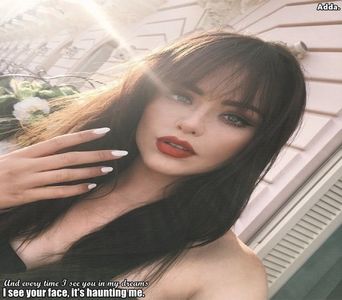 》*se desprinde pt câteva secunde* Ai prins curaj că a fugit mama, no? *o bufnește râsul +; și nu așteaptă răspunsul său, îi acoperă gura cu alt sărut* =)))))))))
