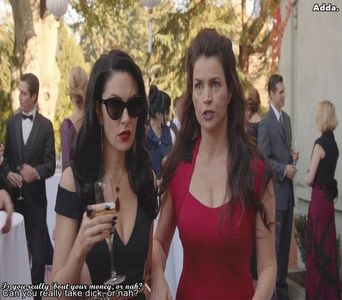 》Nu mai țipa așa că nu ești obișnuită să țipi ca mine și poate ți se face rău...=))))))*iese +; din cabina și stă în spatele ei râzând, amuzată deja de situație*
