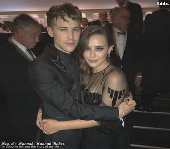 》*Era și ea pe afară, ieșise din sala de petreceri când începuseră scandalurile pe acolo, +; începute de Adam și Anne. Se plimbă privind în telefon postări de pe instagram ale studenților care încă se aflau la petrecere. Își ridică brusc ochii când îl aude pe Jensen și se duce
