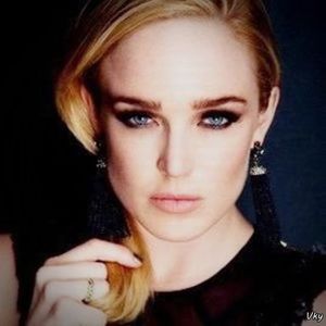 ▬ Ii strange in palma parul acolo unde isi pozitionase mana si g;;me usor.=))))))