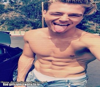 》De ce strici tu tot daca eu vreau miere?? =))))))))) *scoate mâna de acolo si isi sge+; Degetele privind o in ochi, apoi o saruta brusc ridicand o in brate *=)))))))))
