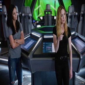 ▬ ❝Iar tu te simti nervos mai tot timpul cand esti pe langa mine.❞ Rade si se uita in jur sa se; asigure ca asa e.=))))))))
