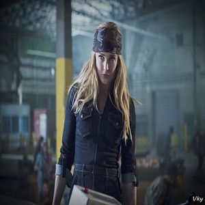 ▬ ❝Ma mai gandesc si iti dau un raspuns.❞ O pufneste rasul si merge langa barul amenajat sa ia ceva; de baut.=)))))))))))
