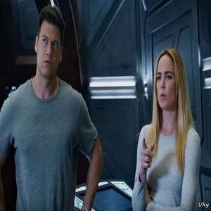 ▬ ❝Da ia de toarna tu.❞ Ii pune sticla in brate si tine ea paharele.=)))))