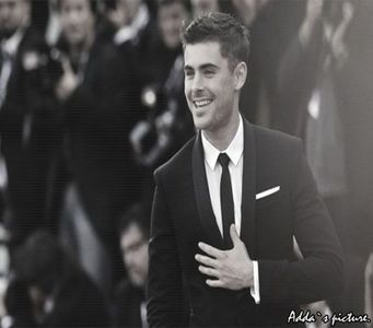 》*îi scapă polonicul prin bol și-l bufnește râsul, pleacă de lângă masă sperând că nu l-a +; văzut nimeni. Trece pe lângă masa ei și se împiedică de-un scaun de acolo, exclamă calm* Hop-așa!! =))))))))))))))))))))
