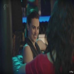 ▬ O pufneste rasul intr-un stil cand il vede cum se impiedica.=))))