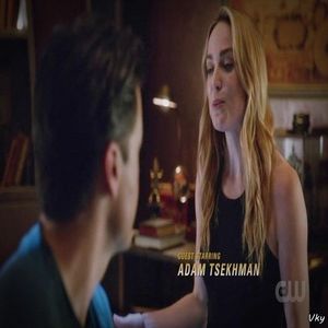 ▬ Il lasa pe el sa transpire si danseaza ea s;xy aruncand din cand in cand o privire la aia de le; curg balele.=)))))))
