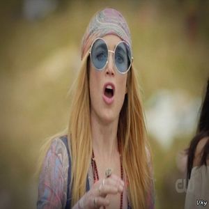 ▬ Danseaza in continuare cu ala si nu se opreste din strigat cand vede ca nu o aude, asta are; impresia ca nu o aude. ❝Deci nu ai tupeu, si care erai profa mea preferata. Dar....❞=)))))))))
