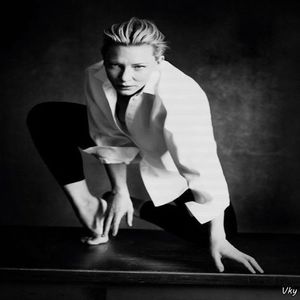 ▬ ❝Sa nu ziceti voi ca nu-s eu profa voastra preferata.❞ Striga si cu ajutorul lui Tom care se; presupune ca ar trebui sa fie la fel de mort, isi da rochia jos si merge langa Caity.=)))))))
