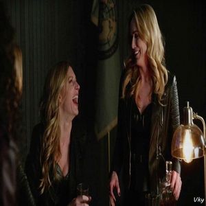 ▬ Ii zice lui Cate mai in soapta. ❝Daca realizeaza doamna decan ce se intampla defapt am be;;lit-o; amandoua.❞ Danseaza in continuare. =))))))))))
