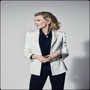 ▬ ❝Mai conteaza.❞ Se distreaza si danseaza la fel chiar daca se holbeaza lumea la ea.=)))))))