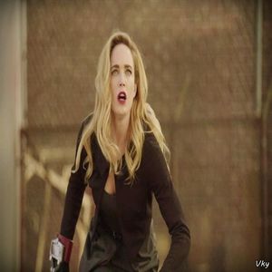 ▬ ❝Doamna Decan vedeti ca ala ne filmeaza si sigur e live.❞ O spune catre Amick si danseaza in; continuare la fel.=))))))))
