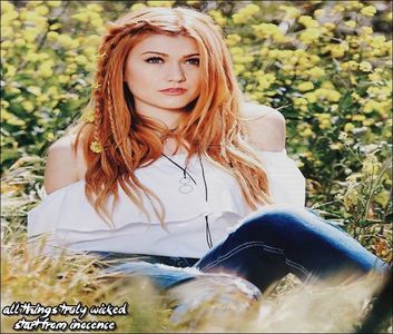 ✄♔..Яυιи Tнε Fяιεиdѕнιρ 〄♡ [cl] [#iesise afara de la petrecere din nevoia de ceva aer,; se aseaza pe scari si in cele din urma isi aprinde o tigara si butoneaza telefonul.
