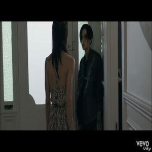 ▬ Ramane in baie si isi pune mainile in cap, pana la urma e ma-sa si nu trebuia; sa zica asta. Dupa cateva secunde bune, scoate o tigara verde si o aprinde.=))))
