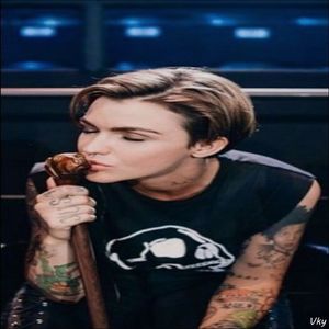▬ ❝Vreau sa fiu prezenta cand va face scandalul asta.❞ Rade si mai tare; imaginandu-si asta.=))))))
