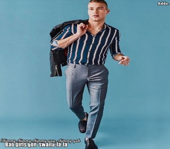 》*Coboară treptele căminului punându-și căștile în urechi. Își încheie fermoarul la hanorac, +; pornește playlistul său preferat de jogging și se pune pe alergat* =))).
