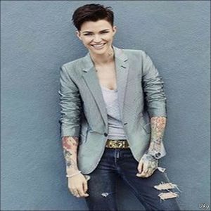 ▬ ❝Nate!❞ Sare pe el si il imbratiseaza chiar daca ii darama cartile, apoi se uita la el si incepe; sa rada pentru ca nu stia ce cauta acolo. ❝Nu stiu.❞=))))
