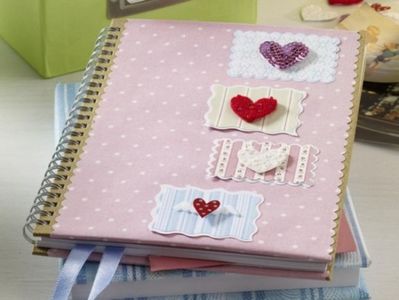 Caiet-gen-jurnal-roz-decorat-cu-inimioare