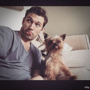▬ ❝Din cauza ta m-am gandit la asa ceva, initial eram dragut.❞ Se stramba la ea si dupa rade.=)))))