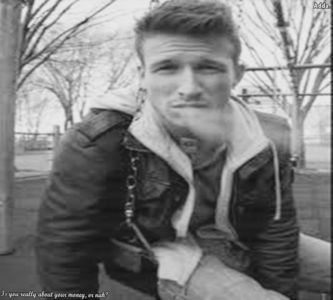 》*Vede că Grant nu e pe acolo așa că-i dă un sms să vină în campus când poate și să; vină la el că are să-i dea o veste. Bagă testele în buzunar și se duce la Caity* Dap, deci n-am găsit-o pe Anne, cred că e plecată cu Liz... *se aruncă pe iarbă*=)))))))))
