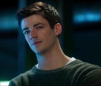 ⤑ᵖᶤᶰᵏĿЄ♏ØИÂÐЄ ┊# intra grabit in curtea universitati si il cauta pe adam cu privirea(clicl; cand insfarsit il vede merge la el si caity,o puoa pe caity pe obraz; buna..deeeci unde arde?=))))
