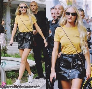 ☇.ᵗʰᵉ̣ṃ̣ẹ̣ṛ̣ṃ̣ạ̣ịḍ❀ƨɘilɟ.ϟ;. *îi privește abdomenul și mâna care se îndreaptă spre curea, dar; ridică rapid privirea spre el, înainte să închidă ușa băii scoate rapid dintr-o geantă un prosop și-l aruncă spre el, se întoarce cu spatele la ușa băii și-și mușcă buza inferioară rânjind*
