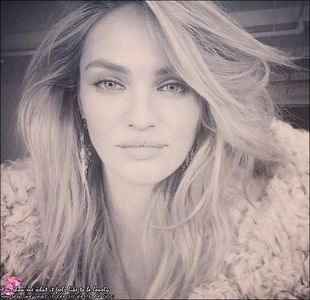 ☇.ᵗʰᵉ̣ṃ̣ẹ̣ṛ̣ṃ̣ạ̣ịḍ❀ƨɘilɟ.ϟ;. *își îndoaie buza inferioară* Dar vei fi se.xy, se vor uita toat; fetele după tine.. și băieții. *bufnește în râs* Haide să mergem sa te îmbraci, îți fac cinste cu o cafea pentru ajutorul tău de azi.
