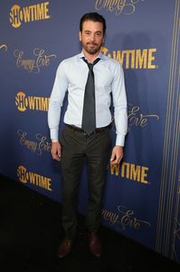 ▬ ❝Neahhh, tu doar o sa ramai datoare pentru o alta ocazie.❞ Surade si se uita la chelner, apoi; adauga. ❝O sticla de vodka la mine, fara suc, sec. Iar la doamna ce vrea ea.❞=)))))))))
