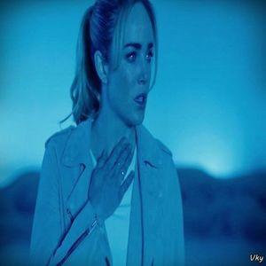 ▬ Ii curge o lacrima artistic pe obraz, apoi o sterge si pleaca jos fara sa bage pe cineva in seama; iese afara din autorulota si se opreste cateva secunde sa aprinda o tigara. =))))))))))))))))))
