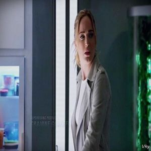 ▬ Ii raspunde la sarut si isi duce mainile in jurul gatului sau.=))))))))))