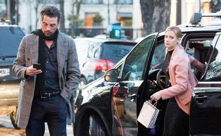 ▬ ❝Amick, nu e amic. Doar e numele ei de familie dupa cum ti-ai dat seama si singura.❞ Surade si bea; din pahar cu privirea la ea. =)))))))))
