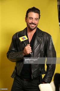 ▬ ❝Asta e vizibil acum ca ai si mentionat.❞ Isi toarna un alt pahar si rade.=))))))