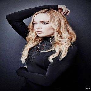 ▬ ❝Si o mananci doar tu, vegetariana nu o faci sigur.❞ Merge cu el in bucatarie si se aseaza pe; scaun razand.=))))))))
