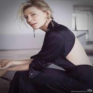 ▬ ❝Okkkk, o sa vin in cateva minute.❞ Inchide si se uita putin ciudat la fix mai mult pentru reactia; lu Amick si faptul ca pare ok, apoi ia plicul si dosarele plecand spre biroul ei.=))))))))))))
