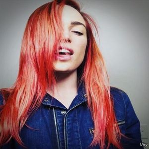 ▬ ❝Sigur, nu te ajut eu cu ce ai nevoie.❞ Rade scurt, dupa care ia paharul si il duce catre gura lui; ajutandu-l sa bea din el.=)))))))
