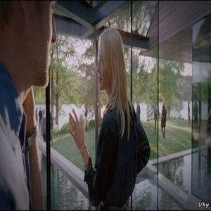 ▬ ❝App, plicul ala mi la bagat Fardeen pe sub usa si ma rugat sa ti-l dau ca se grabeste sa plece nu; stiu unde.❞ O spune cu un gest ca in poza in timp ce se indreapta spre locul de unde ia ce ii cere si il aduce.=)))))))
