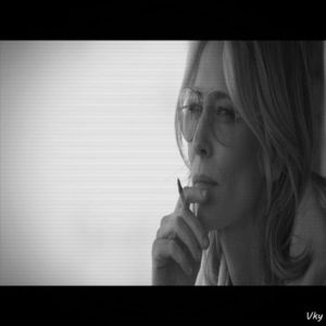 ▬ ❝Sunt sigura de asta.❞ Se da de langa ea si se uita prin biroul ei asteptand sa termine.=)))))))