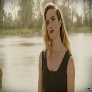 ▬ ❝Perfect.❞ Ia o furculita si se aseaza la masa mai bine cu salata in fata ei si se pune pe mancat.