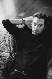 ▬ ❝Poti sta linistita, nu am sa ma duc la ea sa ii povestesc asta. Nu ma leaga de ea decat copiii si; atat, nimic altceva.❞=)))))))))
